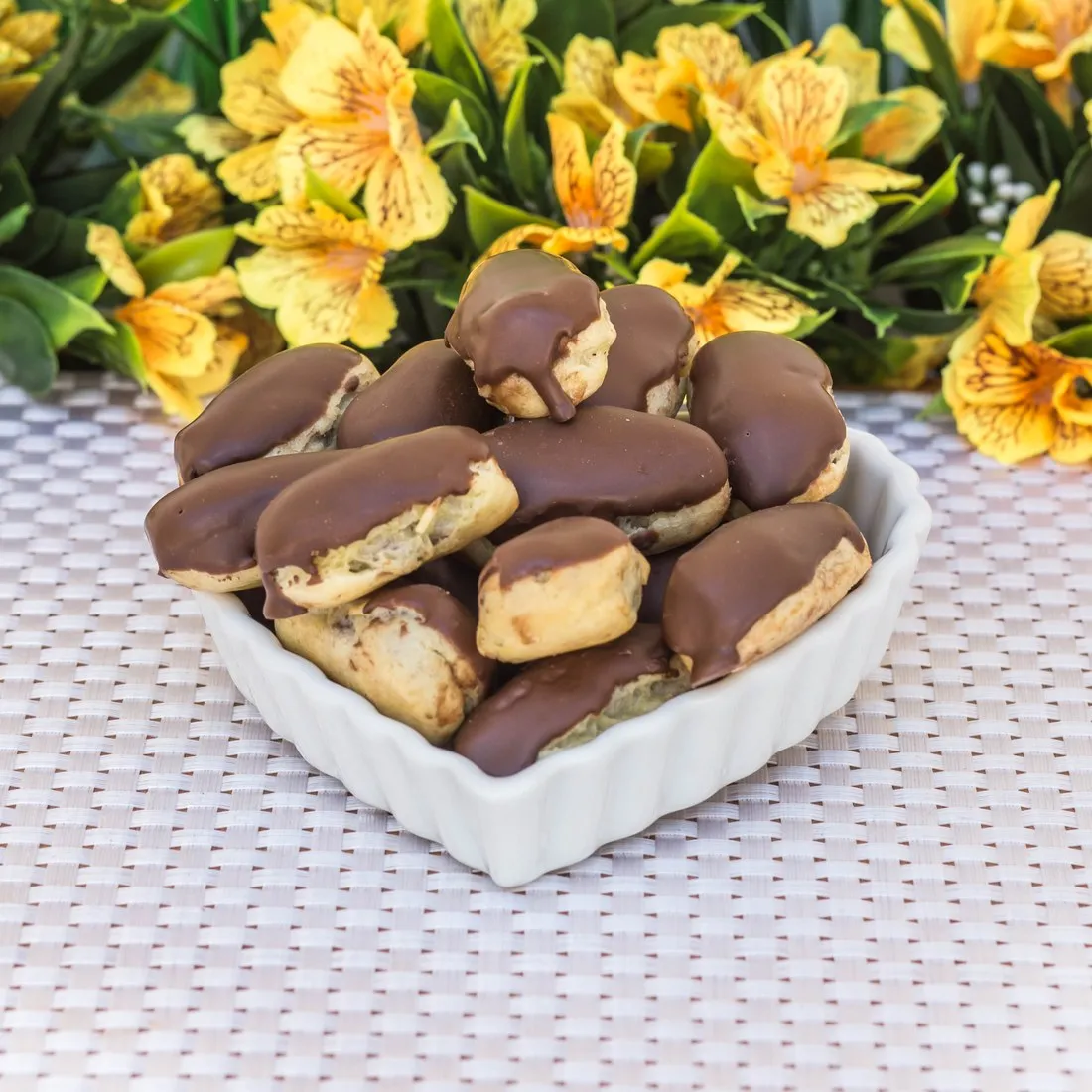 Tigela branca com bombas de chocolate da Vilamore, banhadas em chocolate meio amargo.