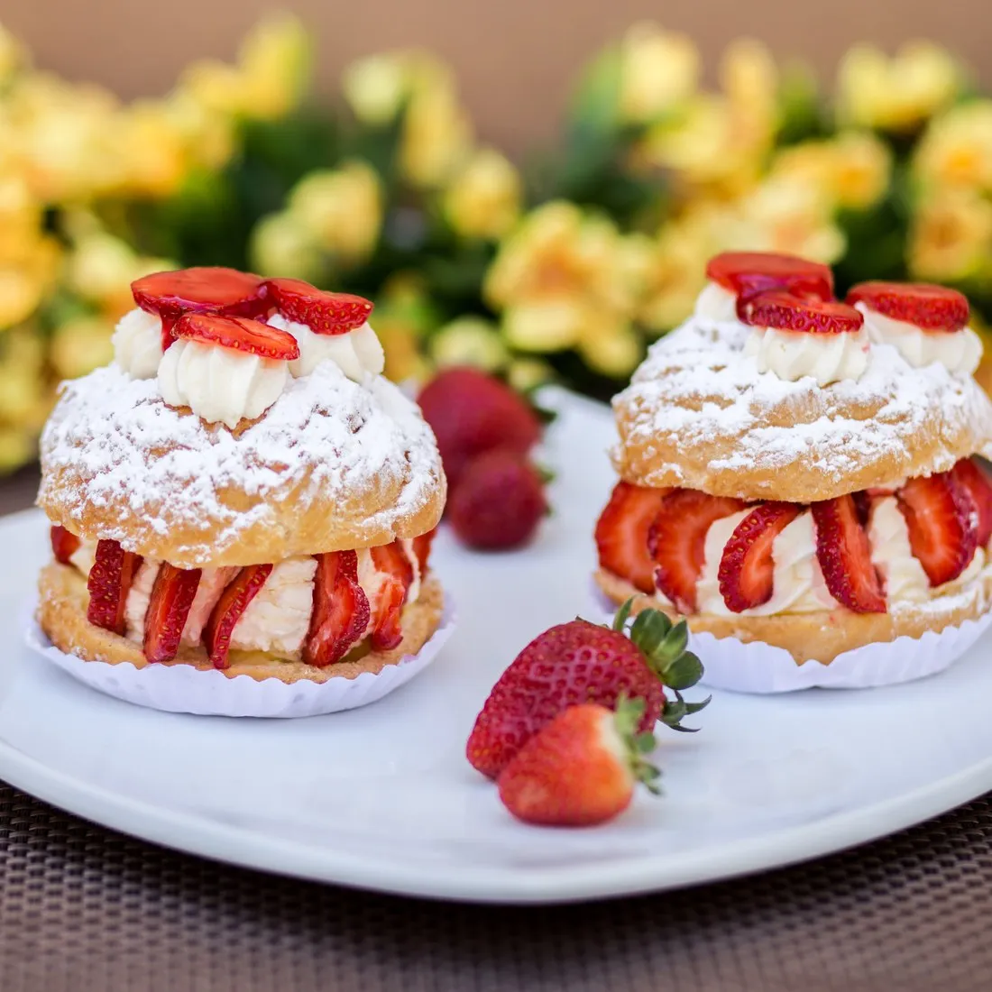 Dois doces de massa folhada da Vilamore, recheados com chantilly e morangos, polvilhados com açúcar.