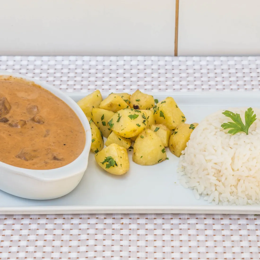 Prato da Vilamore com estrogonofe, batatas coradas com salsinha e arroz branco.